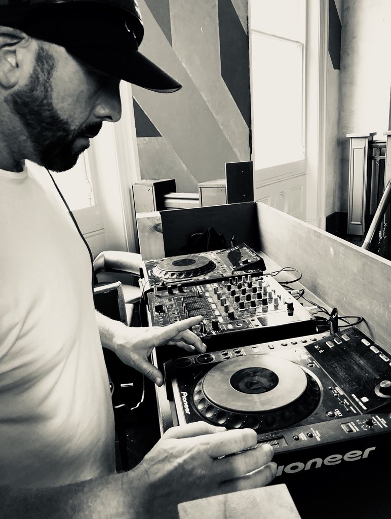 MrShaw75's tweet photo. Sound check with the main man Gilly 🤙🏻🎧

#MrShawReminisce @barsobaderby tonight baby https://t.co/F3DPtMrJnN