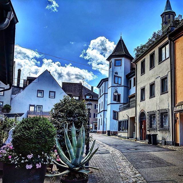 bph's tweet photo. Alley off the beaten path #architecture  #mephistos #faust #tourism #badischen #breisgau https://t.co/T3hxMTu0ef