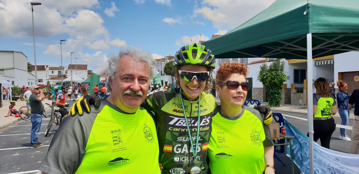 FACiclismo's tweet photo. Entre las féminas se impone 🥇@natifischer93 logrando el entorchado andaluz en la categoría reina!!! 🔝🏆. Completan el podio élite y de la general 🥈 @PERNIADIAZ y���Gema García-Calderón 👏#CampeonatoAndalucíaXCM2018 #circuitocádizxcm #ViveTuCircuito #CastellardelaFrontera https://t.co/UjVCMCfwbX