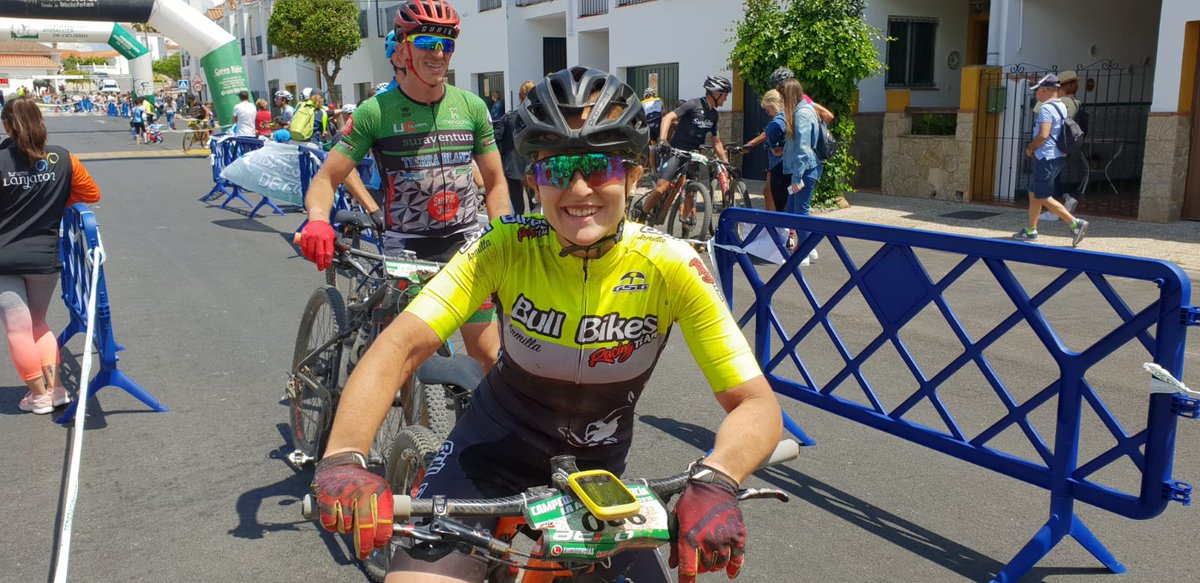 FACiclismo's tweet photo. Entre las féminas se impone 🥇@natifischer93 logrando el entorchado andaluz en la categoría reina!!! 🔝🏆. Completan el podio élite y de la general 🥈 @PERNIADIAZ y���Gema García-Calderón 👏#CampeonatoAndalucíaXCM2018 #circuitocádizxcm #ViveTuCircuito #CastellardelaFrontera https://t.co/UjVCMCfwbX