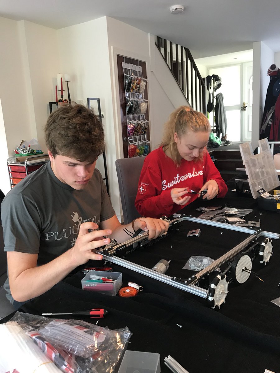 FIRSTGlobalUK1's tweet photo. Drivetrain group hard at work! https://t.co/wcMl3hZ7Ht