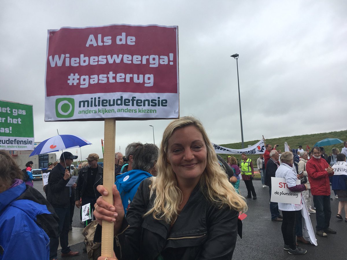 dorinevdbeukel's tweet photo. Dat geeft mij als burger moed: twee kamerleden uit Den Haag zijn naar Harlingen gekomen. Dankjewel @SandraBeckerman en @LammertvanRaan !#laatfrieslandnietzakken https://t.co/5gDzr17Bhj