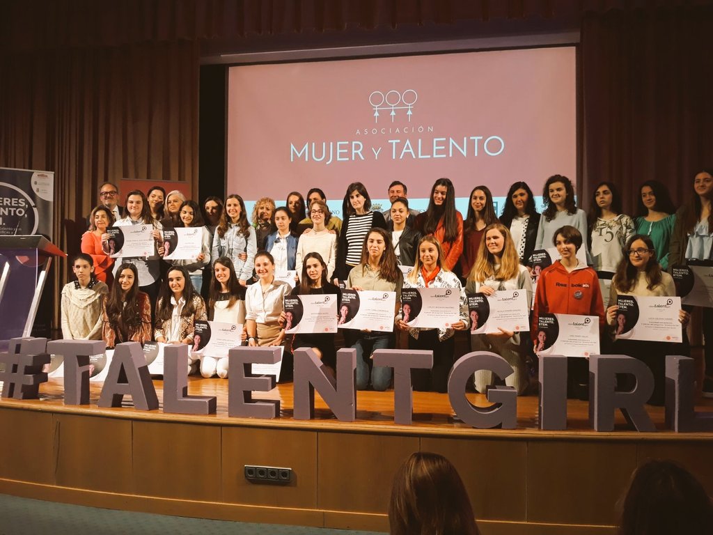 HenarRVega's tweet photo. 👏👏👏Foto Finish de la Primera Edición de @StemTalentGirl #Cantabria. ¡Enhorabuena a todas las alumnas, mentoras y sus familias! #TalentGirl https://t.co/7LF1QdWSra
