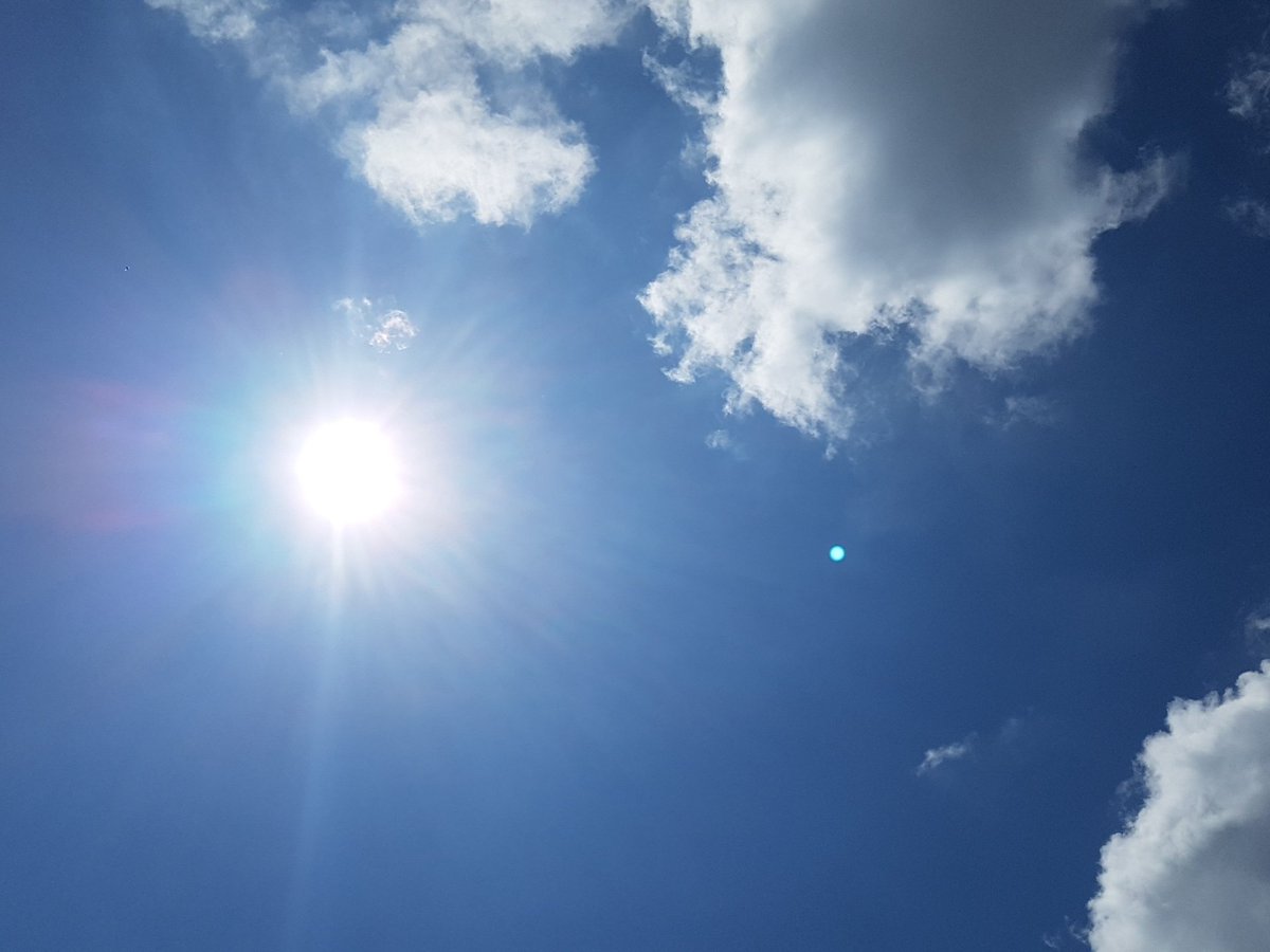 JUKT18's tweet photo. Die Sonne scheint wieder so richtig über dem #jugendkirchentag2018 in Weilburg! Nicht vergessen: ausreichend trinken ✌️#jukt18 #ekhn https://t.co/uZVBZ4PXXs