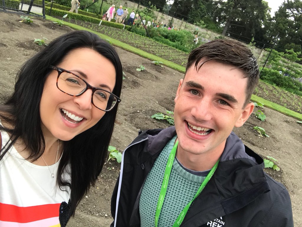 Look who I bumped into @bloominthepark 🙌🏻@ConorGallinagh - he’s cool 😎 Great ambassador for <a href="/YoungHortTeam/">YoungHort</a> #bloom #dublin