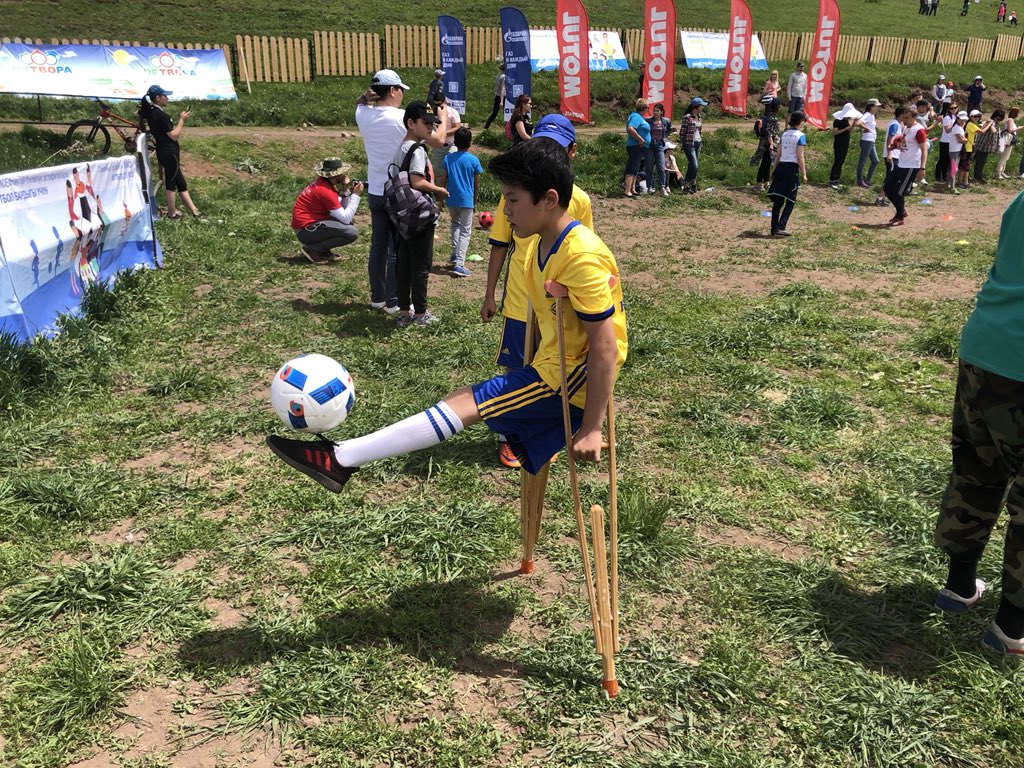 unicefkg's tweet photo. Aziz (12) loves ⚽️. With his friends he tought other children today how to play football #thisAbility #foreverychild #kyrgyzstan #chunkurchak #ChildrensDay https://t.co/sAlZw2whN7