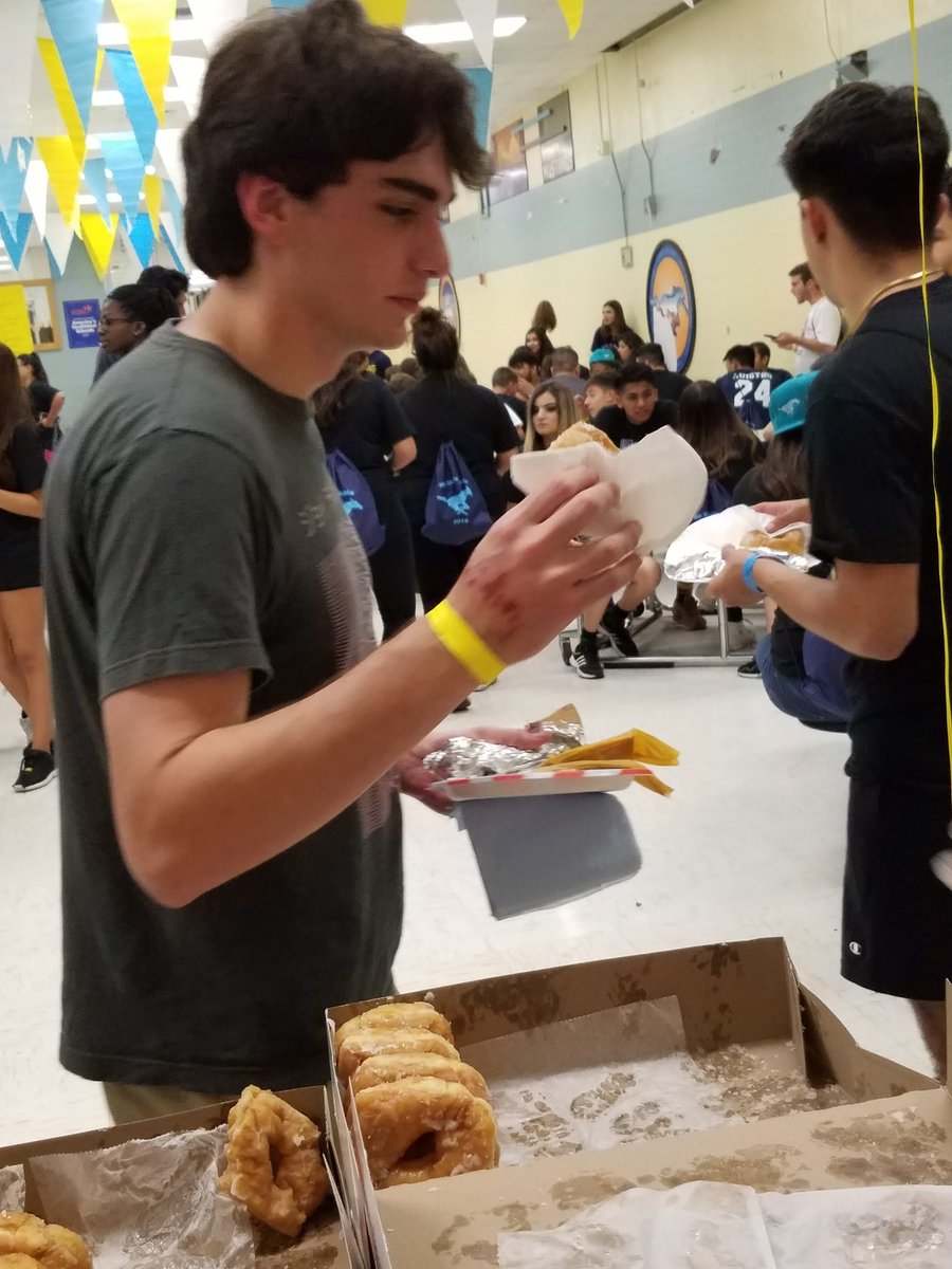 memorialhs2018's tweet photo. Oooh Shipley's!  Thank you for supporting our senior class. #MemorialGraduation2018 #seniorstangs2018 #nosiestafiesta https://t.co/x78avGQTmL