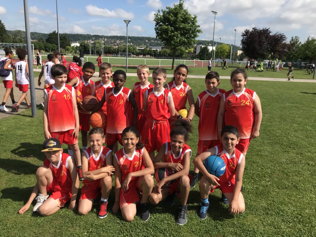 magnanville_bb's tweet photo. Une belle Fête du Mini-Basket 😃 Un grand bravo à l’organisation 👏👏👏 merci à tous et à #Buzzy @LevalloisMetro 🏀⛹️♀️⛹️♂️ #CDYBB @EAndresy #FNMB https://t.co/DuGQhyPGbt