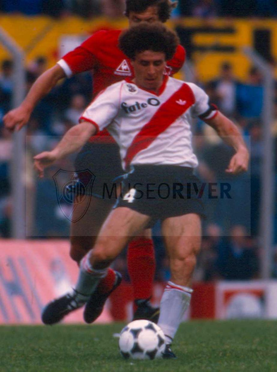 MuseoRiver's tweet photo. Homenaje del Museo River a Rubén Darío Gómez, fallecido esta madrugada.

El querido "Plumero" disputó 42 partidos en River y conquistó nada menos que la Copa Libertadores 1986, la Interamericana 1987 y el Campeonato 1989/90.

Saludamos a familiares y amigos. https://t.co/tDZuaF2SoV
