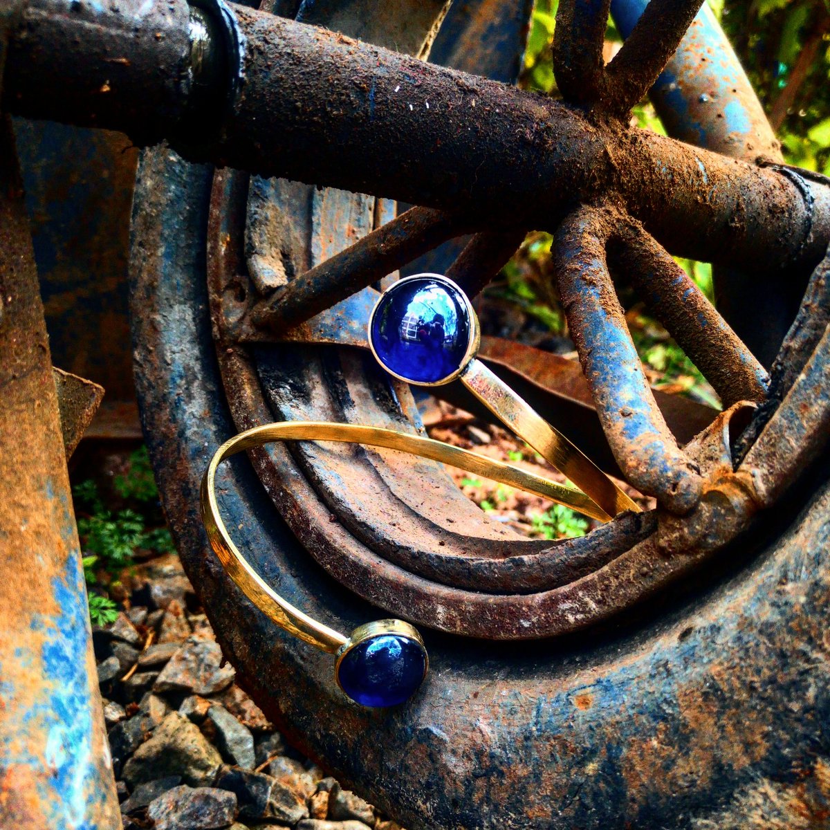StudioGuo's tweet image. We had an amazing day in Rongai and thought this brand NEW armlet would look super cool on a wheelbarrow.😁 They are available at Ksh. 700. 📩DM to order. . 
#armlets #handmadejewelry #chumachetucollection #ethicalfashion #madeinkenya #adventures
