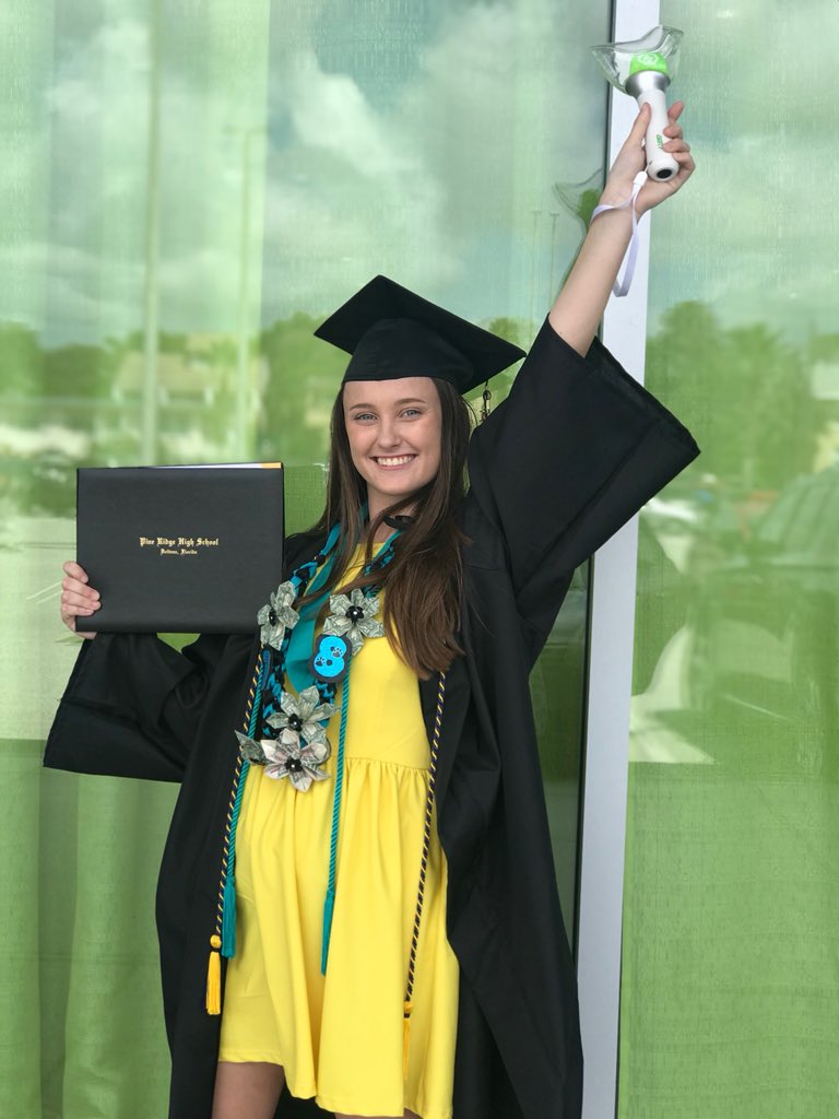 jaerising's tweet image. ya girl graduated high school!! shoutout to all my friends &amp;amp; family, and especially to the seven inspirations in my life who help me get through challenges.  let’s continue this journey into college!! 🕊💚

@GOT7Official #GOT7 #Ahgase