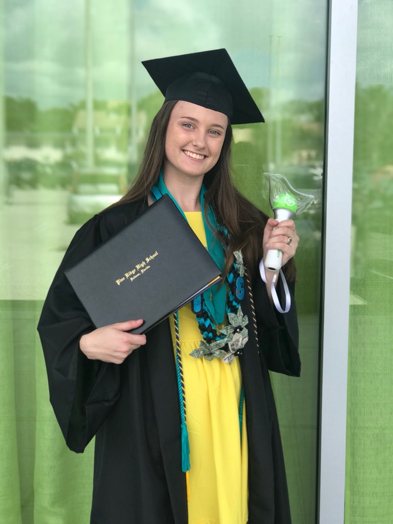 jaerising's tweet image. ya girl graduated high school!! shoutout to all my friends &amp;amp; family, and especially to the seven inspirations in my life who help me get through challenges.  let’s continue this journey into college!! 🕊💚

@GOT7Official #GOT7 #Ahgase