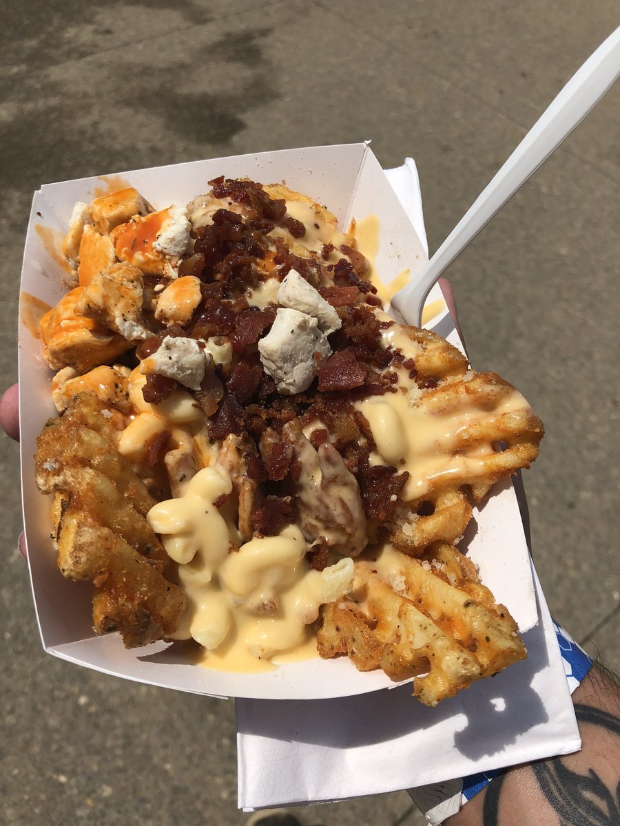xdownfall7x's tweet photo. The @bunburyfestival life! Enjoying a Chicken Gawd from our dudes in @hungrybroscincy before day 2 kicks off! #Bunbury #Cincinnati #arnarlimited #arnar @ArnarLimited #musicfestival #keepcincyweird https://t.co/RiS7bV7kBG