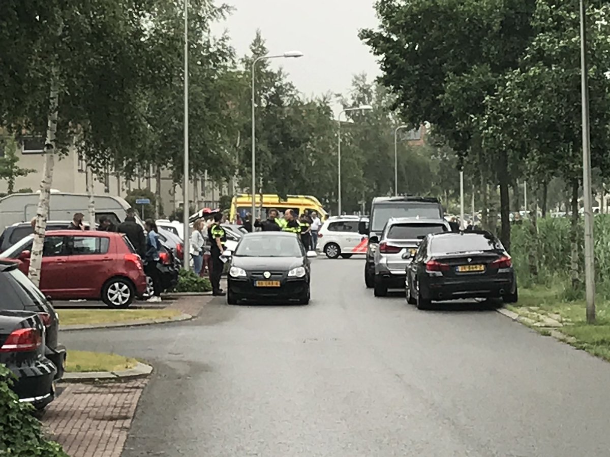 Maarten79Mars's tweet photo. Politie beëindigd gijzeling aan de Sleutelbloem in Meppel. #politie #meppel https://t.co/cwQ3arRTYs