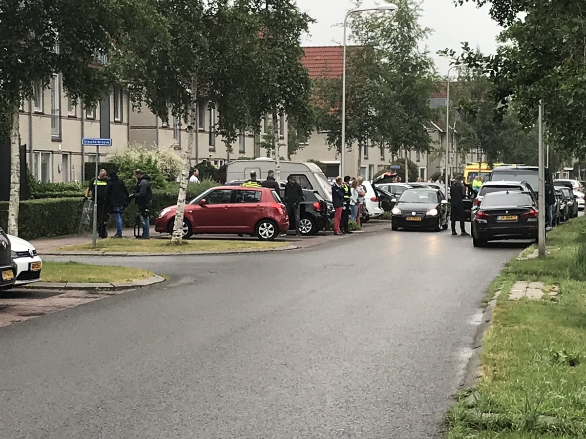 Maarten79Mars's tweet photo. Politie beëindigd gijzeling aan de Sleutelbloem in Meppel. #politie #meppel https://t.co/cwQ3arRTYs