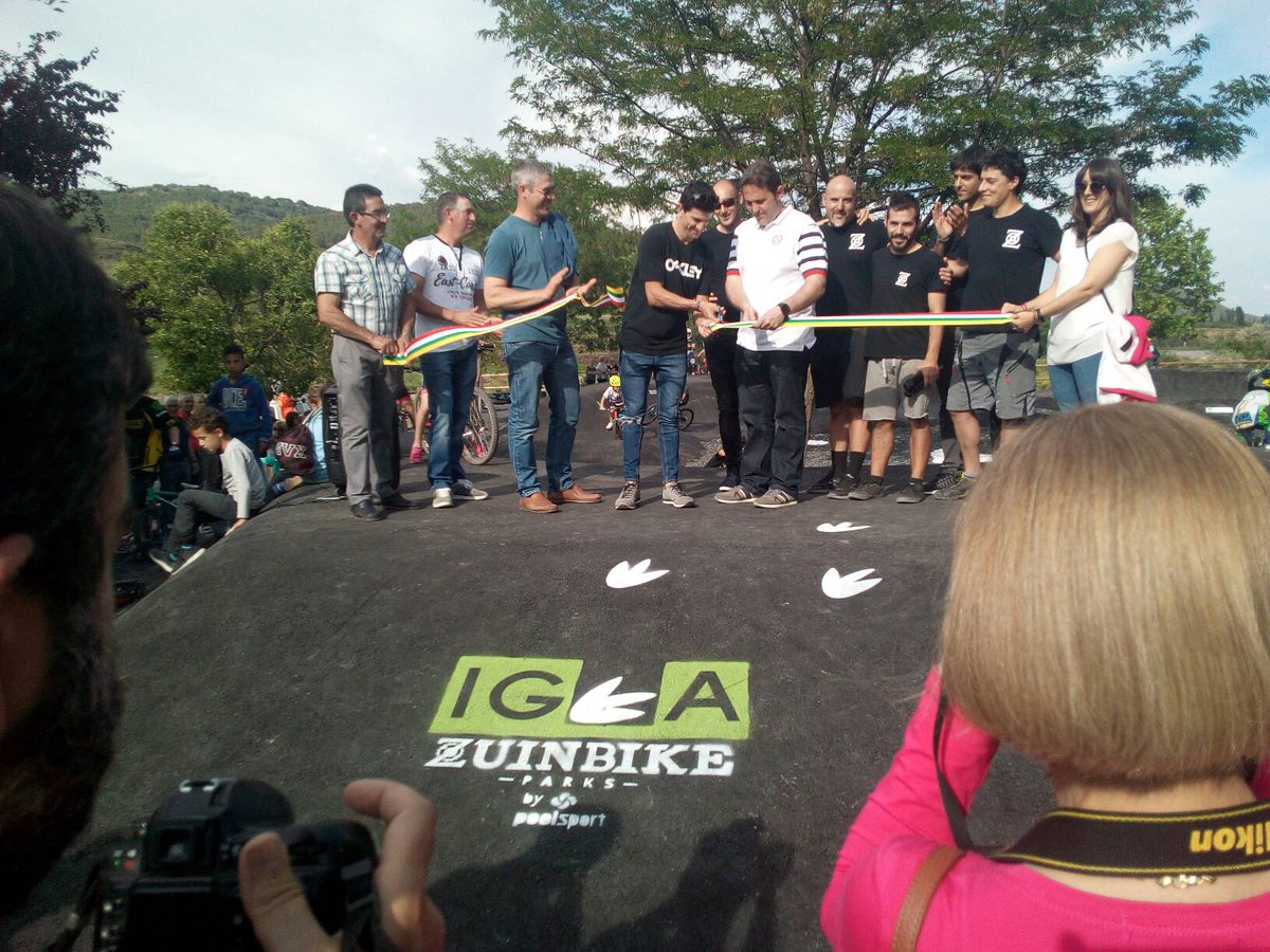zuin_bikeparks's tweet photo. Carlos Coloma, medallista olímpico, Sergio Álvarez, alcalde de Igea, y nuestro team inaugurando el #DynoPumptrackIgea.
Muy grandes!!!
#SomosZuinBikeparks #SomosPasiónSobreRuedas #OriginalPumptrackConcept #Poolsport https://t.co/wWHpy6XYRr