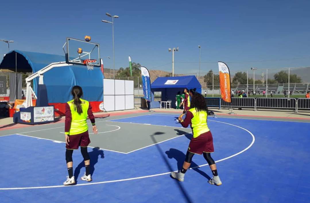 pinfantea's tweet photo. En la rama femenina nuestras guerreras siguen sacando la cara por el país y en el Baloncesto 3x3 se medirán en semifinales a Paraguay ¡VAMOS CAMPEONAS! https://t.co/AvTgllptPl