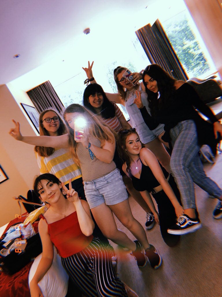 ellieebeaar_'s tweet photo. Mental that we’re all from all around the world, brought together by @NewHopeClub, now we’re at their sold out headline shows all together.. mental 💘 #NHCRoadToShepherdsBush #NHCRoadAfterShepherdsBush
(@herronftsmith @emilyjo_jo) https://t.co/XZyCy5CmWK