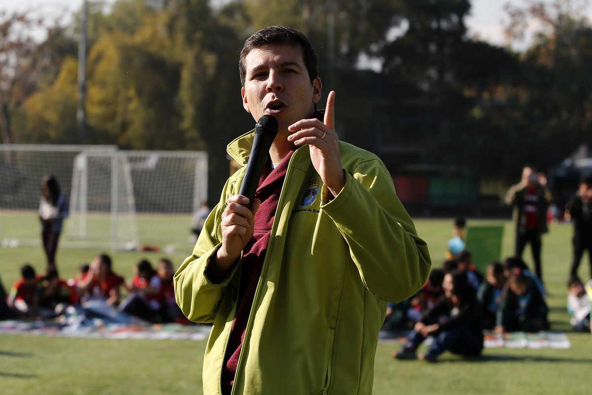 "Si queremos resultados distintos, tenemos que tener una estrategia distinta y #FútbolMás con <a href="/CocaCola_CL/">Coca-Cola Chile</a> ofrecen una alternativa para que a través del deporte podamos mejorar la convivencia escolar y aprender a vivir juntos en comunidad”, señaló el alcalde <a href="/cn_castro/">Claudio Castro Salas</a>.