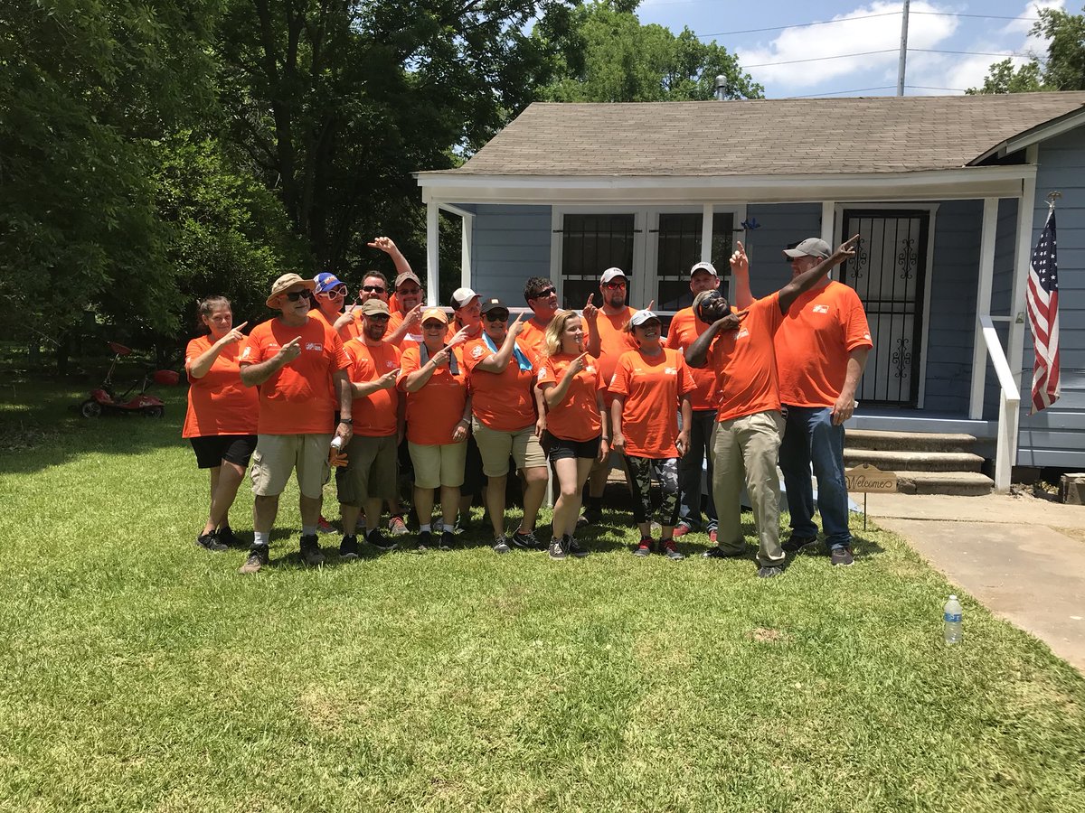 NealJones_'s tweet photo. Two great days of giving back to our  Veterans!  Very proud of the group! #celebrationofservice #THDGulfGives https://t.co/4wAzFnamTt