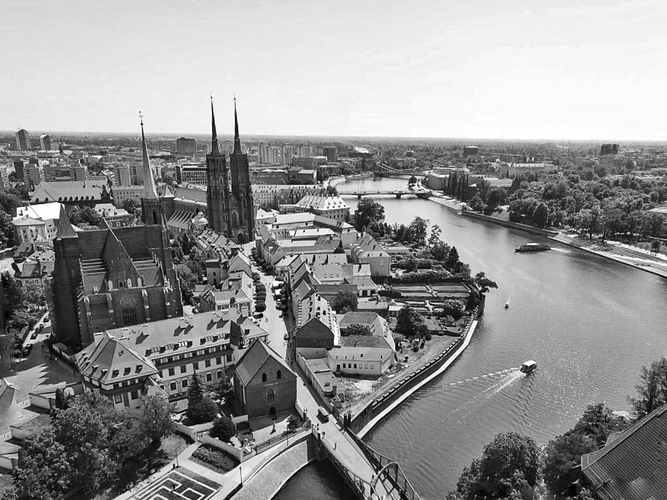 JaroslawKuzniar's tweet photo. Uwaga #CzajeSie 🎥 na ulicach #Wroclaw i po pracy cykam 🤦🏻♂️ #goforguide #goforpoland #cities #citybrake #cityphoto #streetphotography https://t.co/ER5SRrOSXI