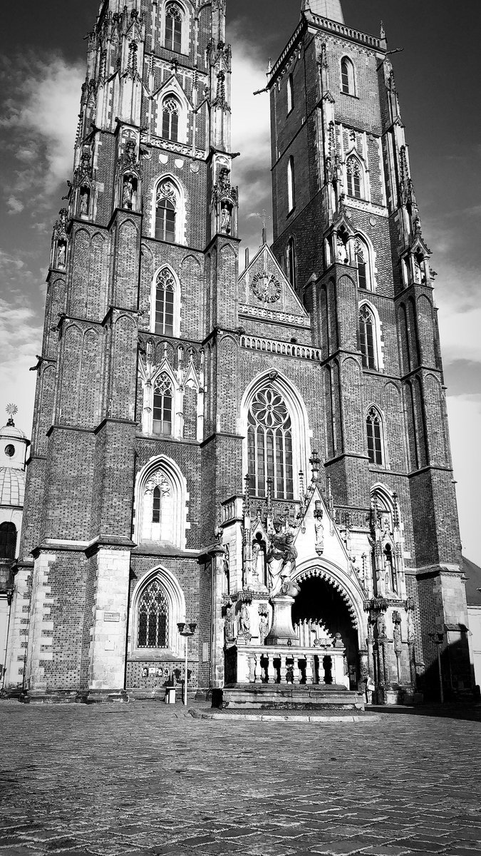 JaroslawKuzniar's tweet photo. Uwaga #CzajeSie 🎥 na ulicach #Wroclaw i po pracy cykam 🤦🏻♂️ #goforguide #goforpoland #cities #citybrake #cityphoto #streetphotography https://t.co/ER5SRrOSXI