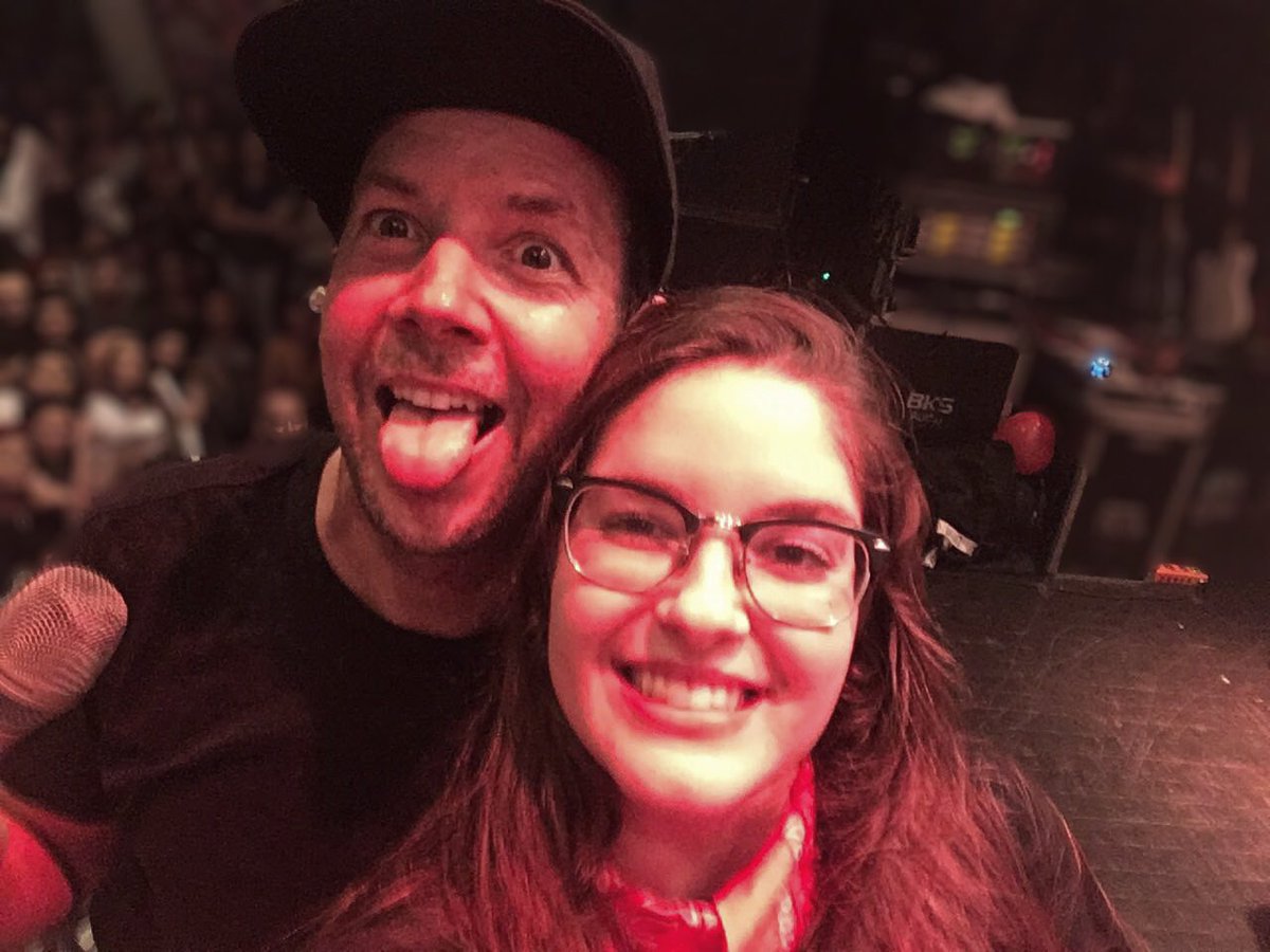 medarivotril's tweet photo. MÃEEEEEEEEEEEE EU TO NO PALCO DO SIMPLE PLAN ❤️❤️❤️❤️❤️ https://t.co/fiB3VkNVMW