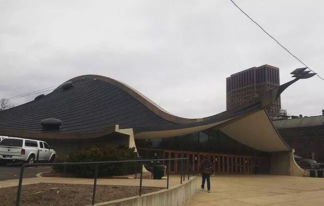PioneeringPaths's tweet image. Eero Saarinen, a Finnish American architect, designed this famous ice rink for #Yale University! It&apos;s called David S. Ingalls Rink, but is nicknamed &quot;The Whale&quot; for its design.

#architectureeverywhere #traveltheworld #thewhale #alfredstate