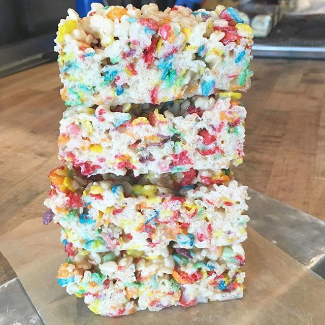 jbchang's tweet photo. Happy Pride Week! Fruity pebble rice crispy treats at all Flours. Proceeds from our PRIDE menu are being donated to BAGLY (Boston Alliance of Lesbian Gay Bi Trans Queer Youth) so come out and support us this week! 🌈❤️#happypride #bagly #flourbakery #… https://t.co/ZEWC41GlcN https://t.co/PfTxSsRG1p