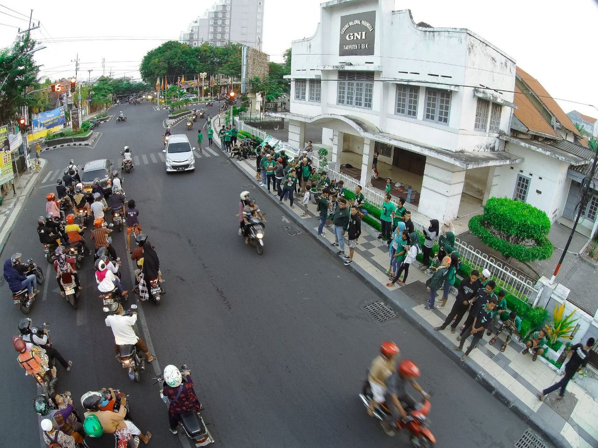 Bonek_Gresik's tweet photo. [Foto] Kegiatan #BagiTakjil #BonekGresik Sabtu 2 Juni 2018 di depan Gedung Nasional Indonesia (GNI) #Gresik . 

📷 Ichat Ludwig &amp; @Gerson_BOGRES
#BOGRES #Bonek #Persebaya https://t.co/Zno1SKuKBh