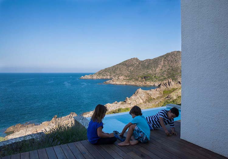 mymodernmet's tweet photo. The ‘Sunflower House' opens like a flower with beautiful views of the Mediterranean. 🌻🌊 https://t.co/pxZiELxFKD https://t.co/cLCOIIEzfI
