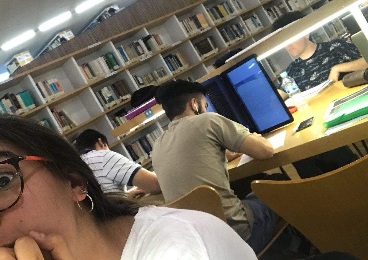 serginno3's tweet photo. Solo pasa en la biblioteca de Badajoz. https://t.co/N2ubk3zOS9