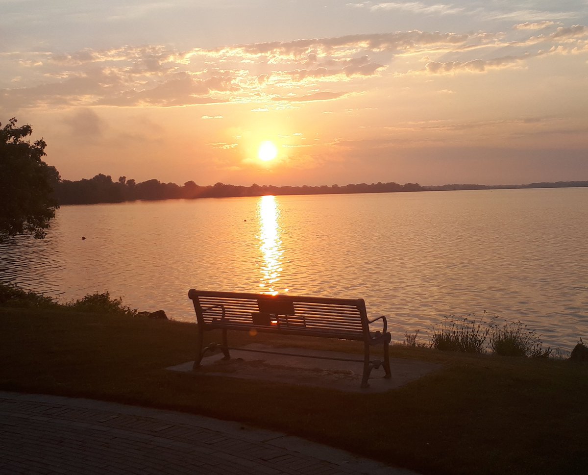 thomas_burtt's tweet photo. Here is a bench for you to sit on and watch the sun come up
#bayofquinte #cityofbelleville #ontario #Canada https://t.co/tKuLGyAswF