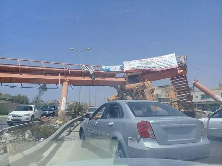 #بنغازي 
 وقوع جسر المشاه السلماني بعد اصطدام سائق شاحنة تحمل بلدوزر قبل قليل