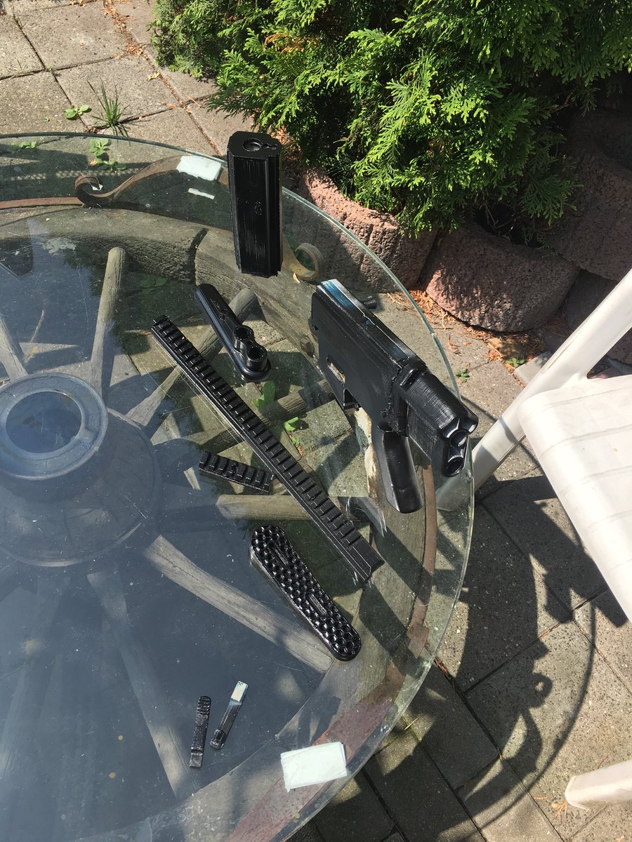 OttiYT's tweet photo. @verdipwnz @RainbowSixDE wer kann erraten welche Tarnung das ist für Blackbeard‘s Waffe? https://t.co/VRNT3BRXpB