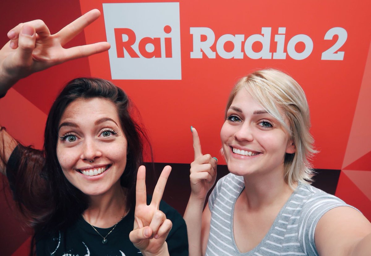 RaiRadio2's tweet photo. Scoperte che ci rendono felici, a #GirlSolving: dormire fino a tardi nel weekend allunga la vita! E, tra poco, con @camihawke e @AlicelikeAudrey ci sarà @rubio_chef che si è decisamente "mangiato il mondo"! @RizzoliLibri https://t.co/d60ogWd0FT