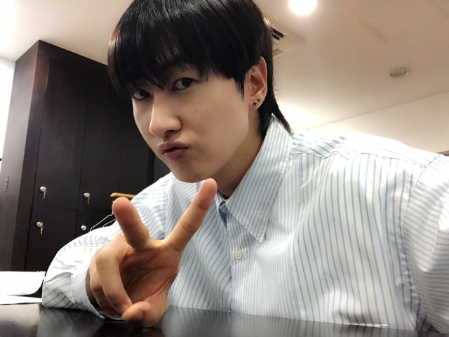 SJofficial's tweet photo. 오늘 @SMmakesitLive #CelebLive 현장에서의 #은혁✌🏻💙

#슈퍼주니어 #SUPERJUNIOR #EUNHYUK #LabelSJ https://t.co/rj6SFILGzb