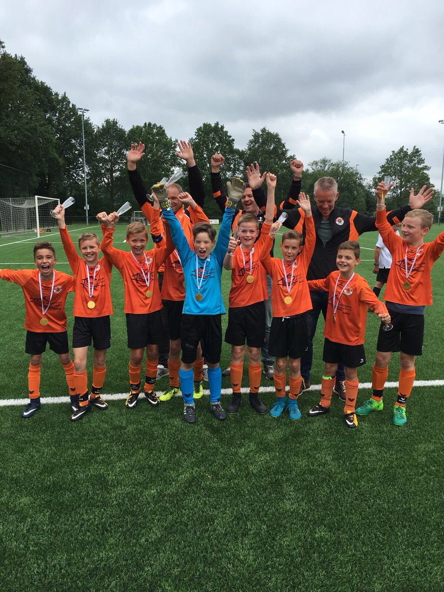 markverspeek4's tweet photo. @NWCAsten JO10-1 sluit het seizoen mooi af met een 5-2 gewonnen bekerfinale tegen ASV JO11-1 https://t.co/QI5596ERsN