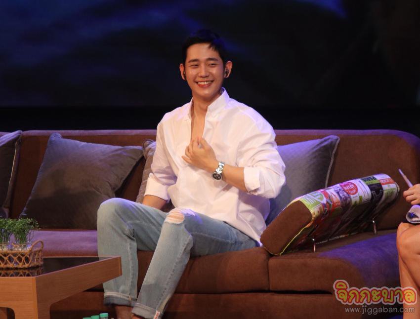 JungHaeInUpdate's tweet photo. Jung Hae In at  2018 Smile Fan Meeting in Bangkok, Thailand.

#JungHaeIn
#2018SmileFanMeeting https://t.co/ZP9DDJPUGQ