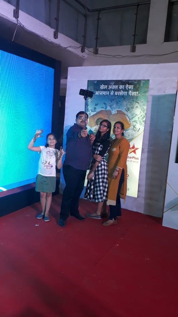 StarPlus's tweet photo. If you pass the #SmartnessTest, toh #SelfieTohBantiHai! #IPmall #Varanasi https://t.co/q9Pq5RiT3r
