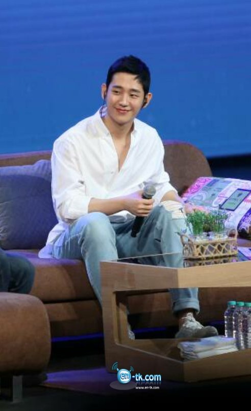 JungHaeInUpdate's tweet photo. Jung Hae In at  2018 Smile Fan Meeting in Bangkok, Thailand.

#JungHaeIn
#2018SmileFanMeeting https://t.co/1CQscYGeXa