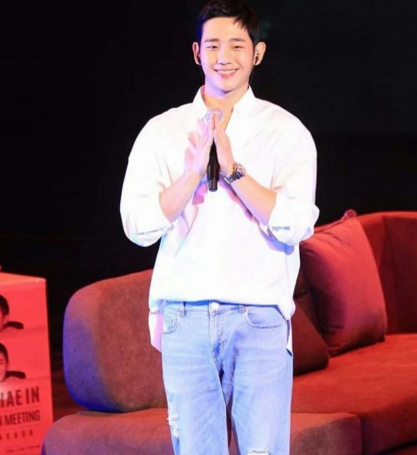 JungHaeInUpdate's tweet photo. Jung Hae In at  2018 Smile Fan Meeting in Bangkok, Thailand.

#JungHaeIn
#2018SmileFanMeeting https://t.co/GhCvIxph4h