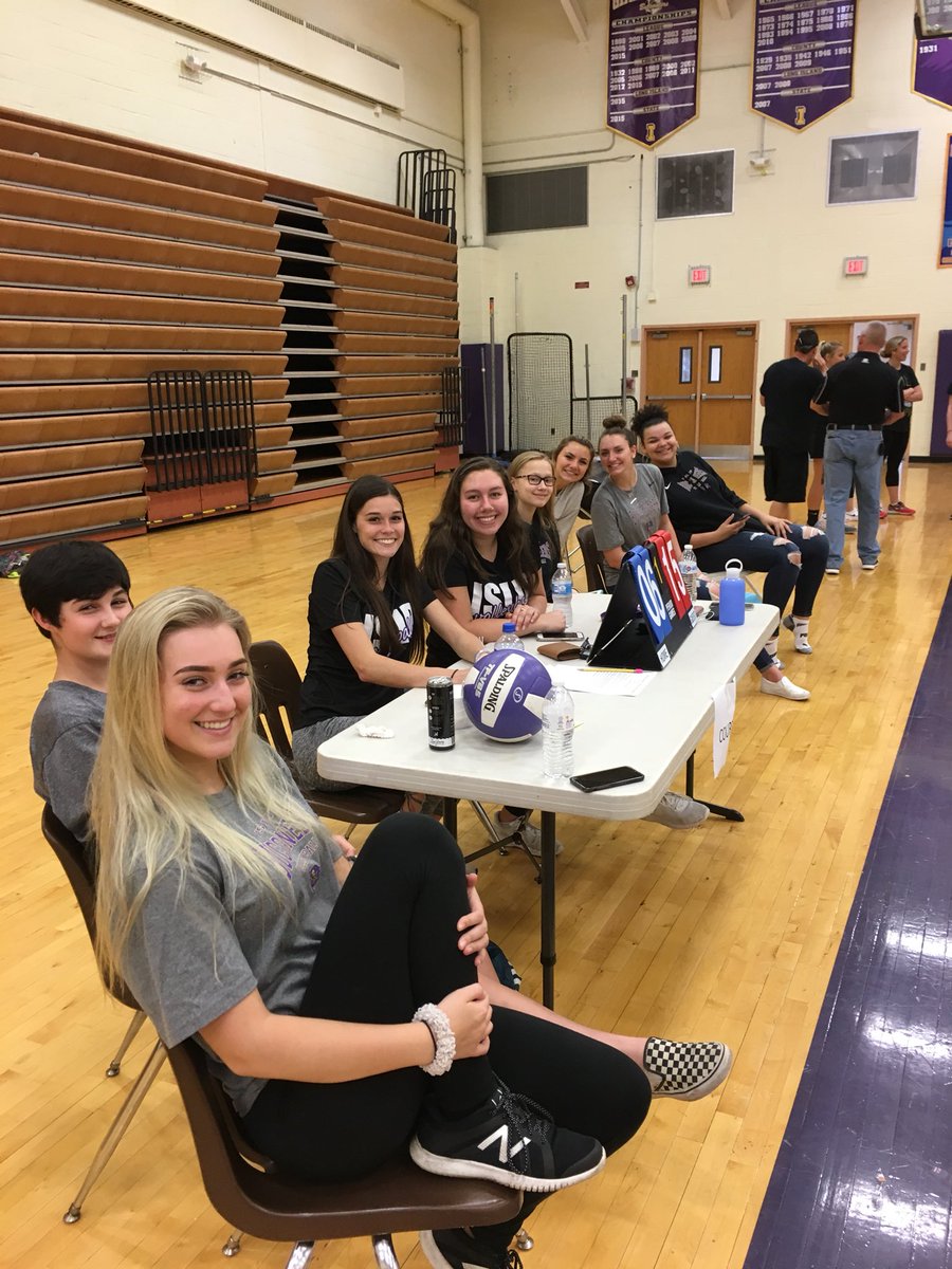 IslipVolleyball's tweet photo. Another successful Islip faculty tourney in the books! MS/JV/Vars came together to put on a great event! #IVBFAM #ISLIPPRIDE https://t.co/7sd6H5qAVQ