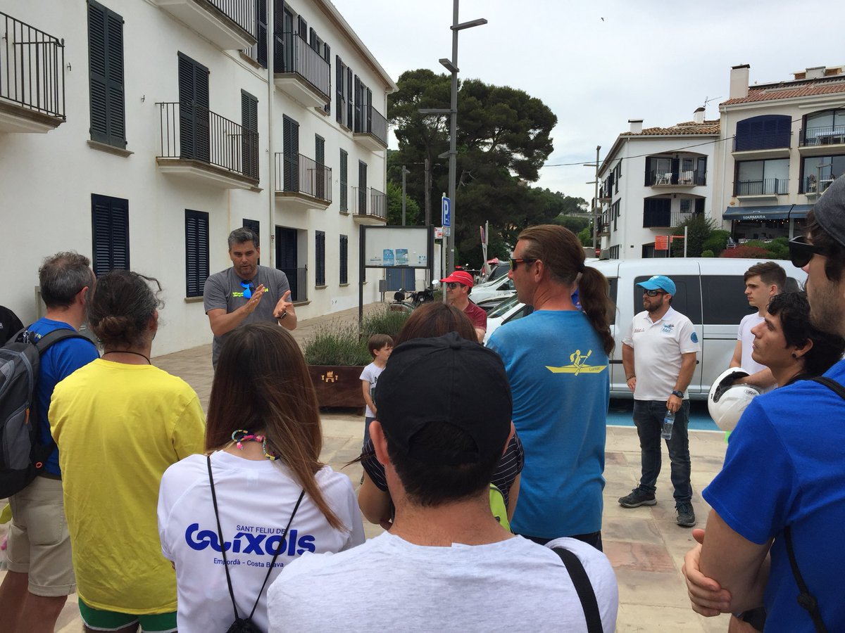 OncolligaGi's tweet photo. Briefing amb patrons de barca, caiaquistes i angelswimmers que vetllaran per la seguretat dels participants a la #MillaSolidària #Oncoswim2018 🏊‍♂️💦 https://t.co/IfXyTWSEMF