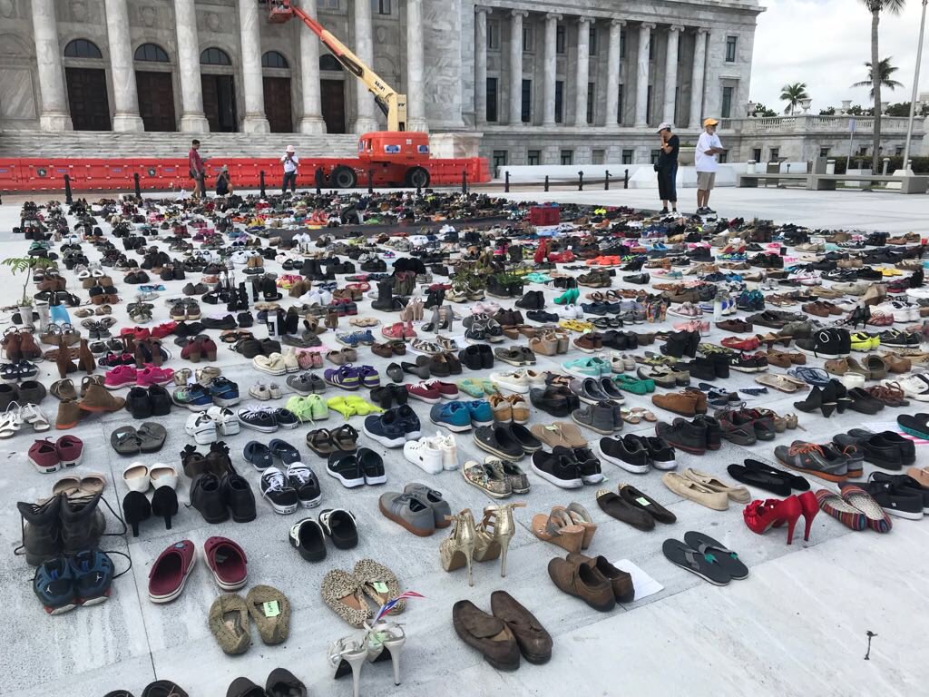 SilverioPR's tweet image. Sigamos poniendo zapatos frente al Capitolio hasta que se les caiga la cara de vergüenza y borren la ofensiva cifra de 64 muertes oficiales de la página del Gobierno. Que cada zapato sea un grito por una muerte no reconocida y un reclamo para la renuncia del insensible Pesquera.