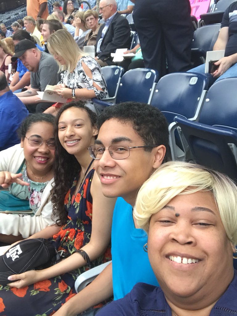 ReinaCravens's tweet photo. Congratulations Kobre, we are soooooooo proud of you #KleinOakCO2018 https://t.co/PYKEuOqa8j