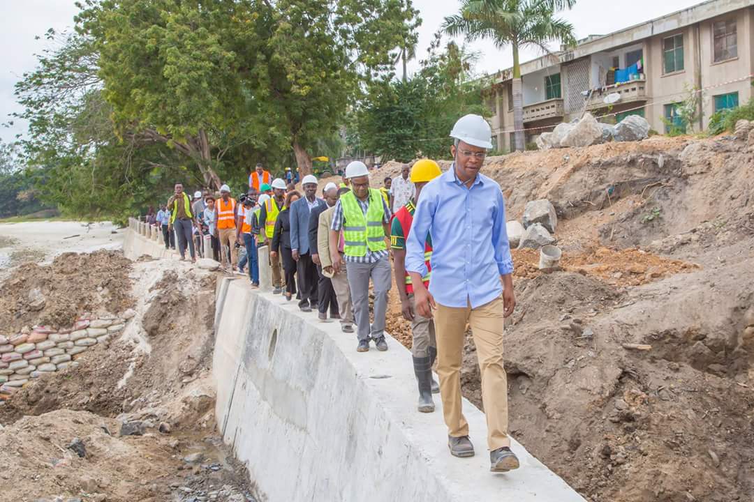 SuphianJuma's tweet photo. Nakoshwa na juhudi anazofanya Waziri @JMakamba katika kutunza mazingira yetu. Mazingira muda sasa ilikuwa kama ajenda iliyofubaa, isiyo na tija kuwekewa motisha na mikakati mujarabu. Alipoteuliwa tulijisemea kaka Janu anaenda kufa kisiasa,ila ndio kwanza kazi bora zinamng'arisha. https://t.co/QOwzqmlfih