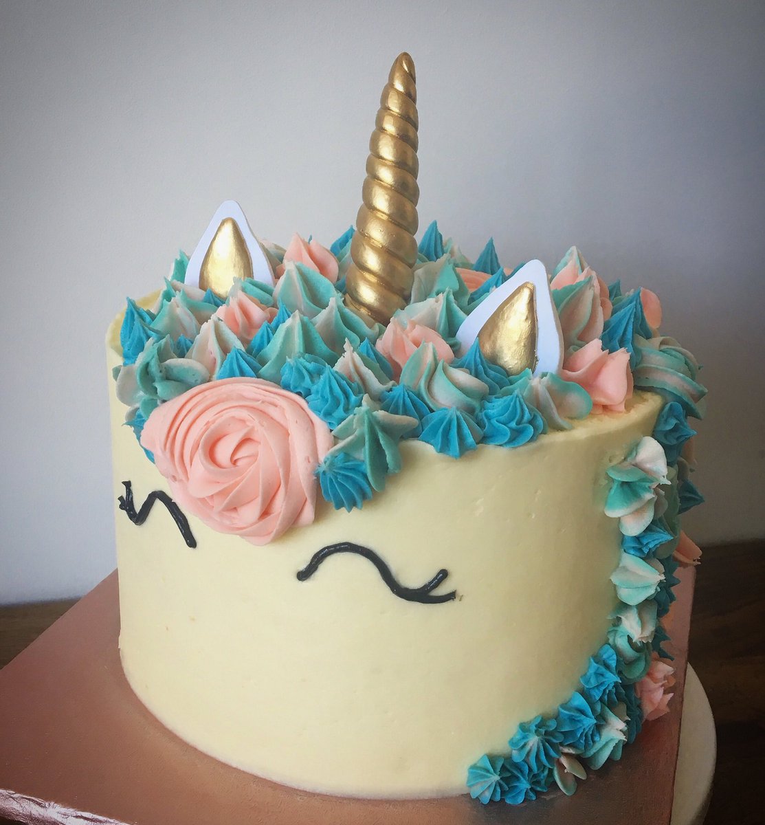 tryCHOC's tweet image. Today’s creation... 4 alternating layers of strawberry and vanilla sponges, strawberry buttercream and homemade strawberry jam, finished with a mesmerising unicorn design #unicorncake