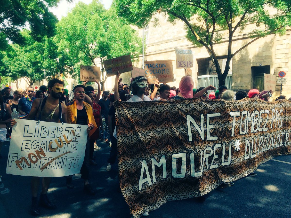 noirpaillette's tweet photo. Eh oui la #Pride est encore politisée ! « Ne tombez pas amoureux•ses dû pouvoir » #PrideMonth #PrideBordeaux #MarchedesFiertés #PinkBlock https://t.co/6I0gIFmyqZ