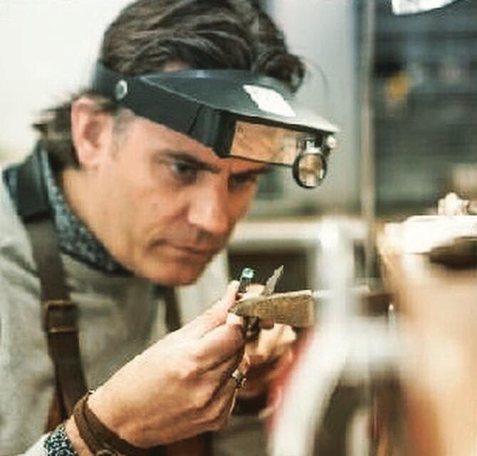 ISISJewels's tweet photo. DEMONSTRATIE GOUDSMEDEN zaterdag 23 en 30 juni 15 uur. Altijd al willen zien hoe een goudsmid werkt? Dit is je kans want in de maand juni geeft goudsmid MARCO BREUR demonstraties

#demonstratie #meestergoudsmid #goudsmid #MARCOBREUR #ISISJewels #ijsselstein #utrecht https://t.co/HjgpgfSGdh